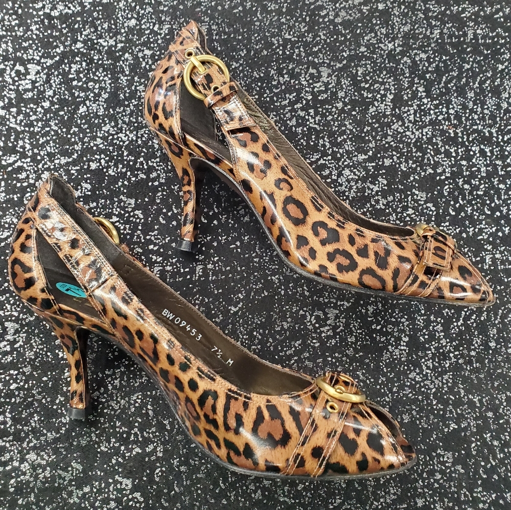 Stuart Weitzman Patent Leather Leopard Print Buckle High Heel Size 7.5